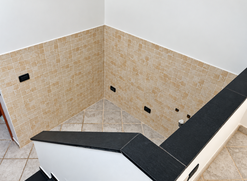 Angolo scale moderno in pietra e mosaico