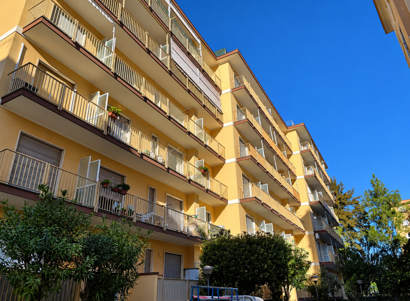 Condominio assolato sotto il cielo blu