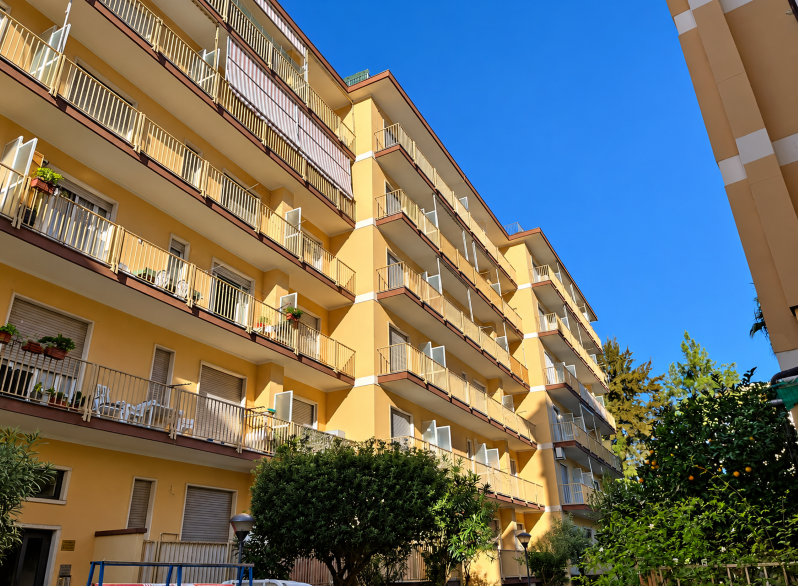 Condominio giallo sotto il cielo blu