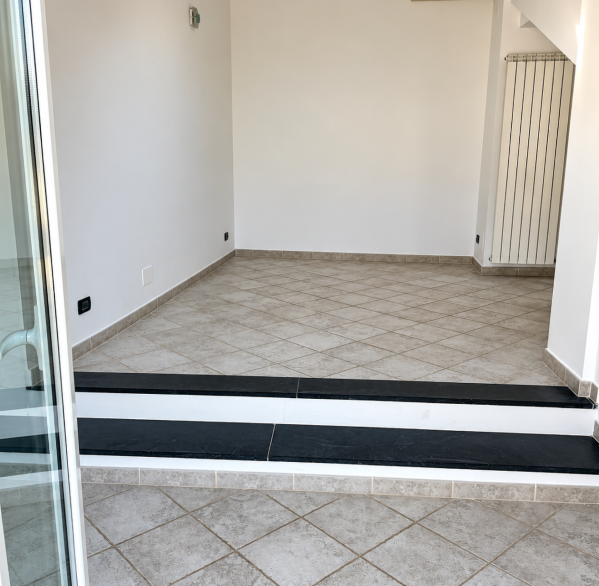Ingresso minimalista assolato con piastrelle geometriche