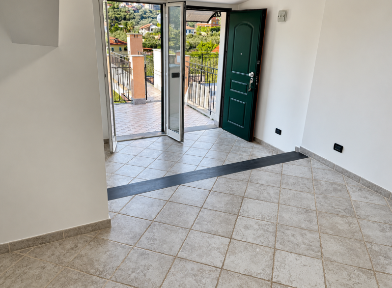 Interno moderno con vista sul terrazzo