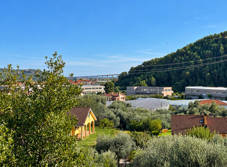 Panorama mediterraneo tra verde e colline